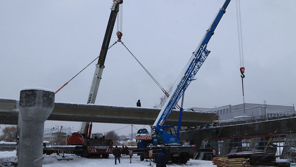 В Брянске на строящемся мосту на набережной уложили три балки
