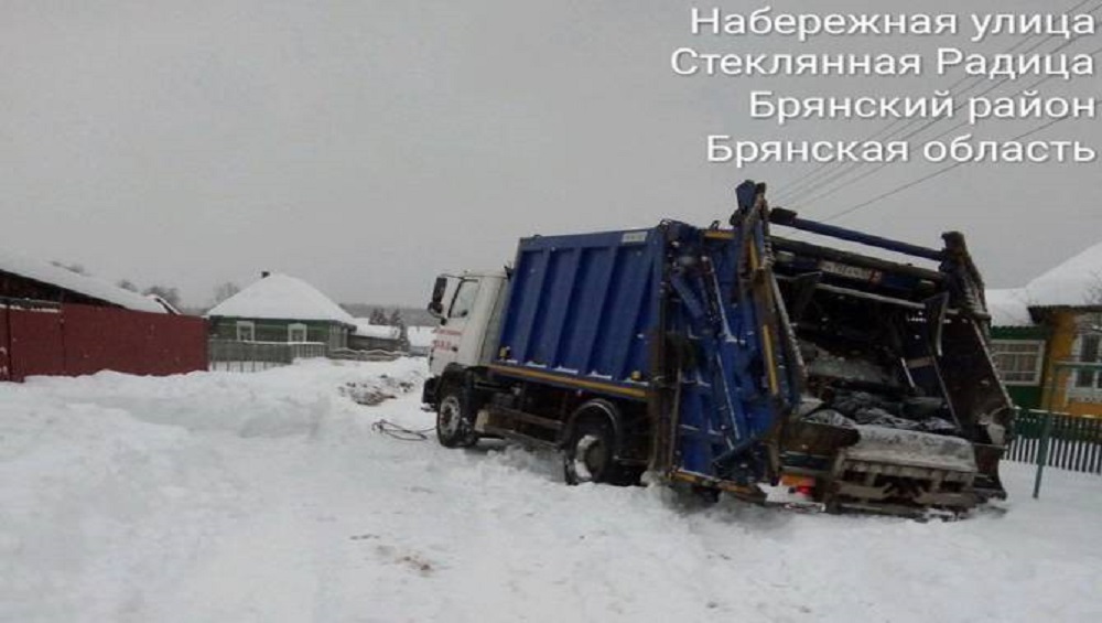 Под Брянском в Стеклянной Радице мусоровоз застрял в снегу