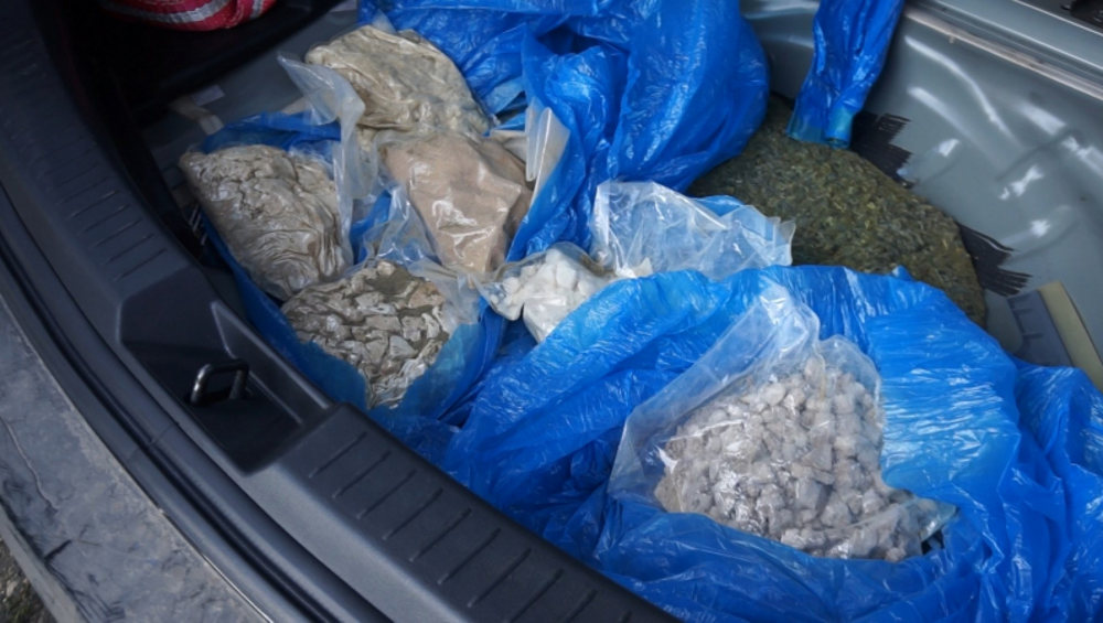 Брянские полицейские перехватили приезжего наркокурьера с 3 килограммами мефедрона
