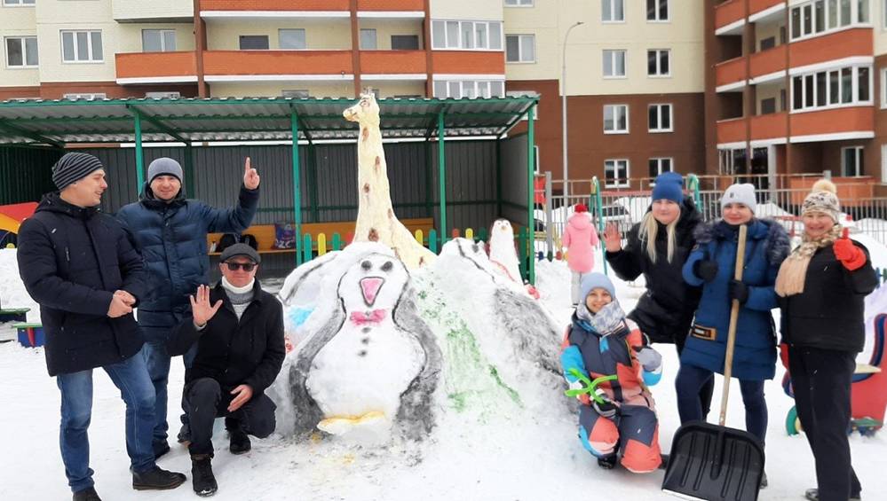 Ребята и родители создали возле брянского детсада «Левушка» снежный зверинец