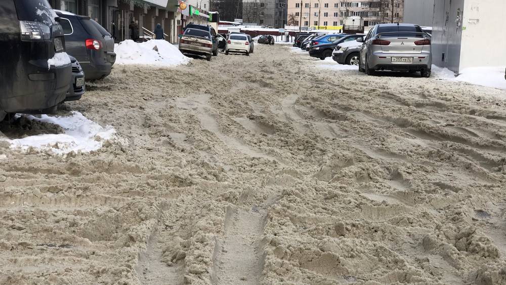 В Брянске подъезды к магазинам стали пыткой для водителей из-за снежной каши