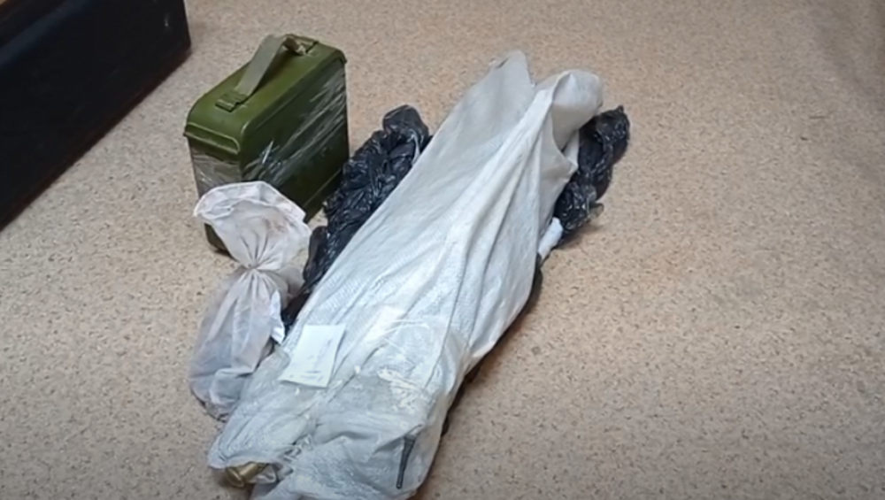 В квартире жителя Брянска полиция обнаружила склад оружия и пулеметную ленту