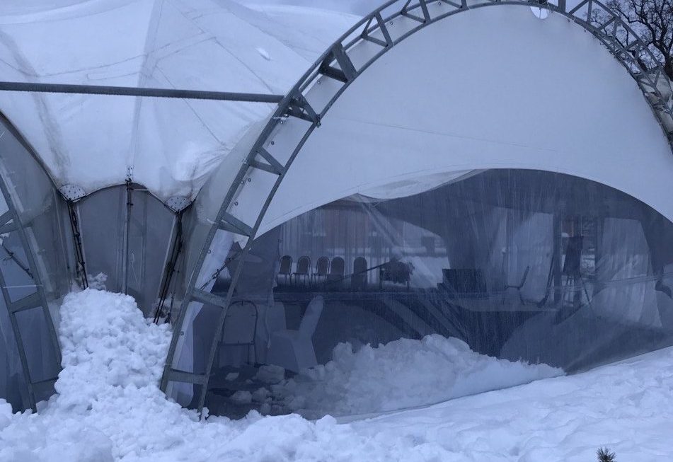В загородном клубе под Брянском от снега обрушился шатер