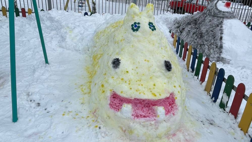 Ребята и родители создали возле брянского детсада «Левушка» снежный зверинец