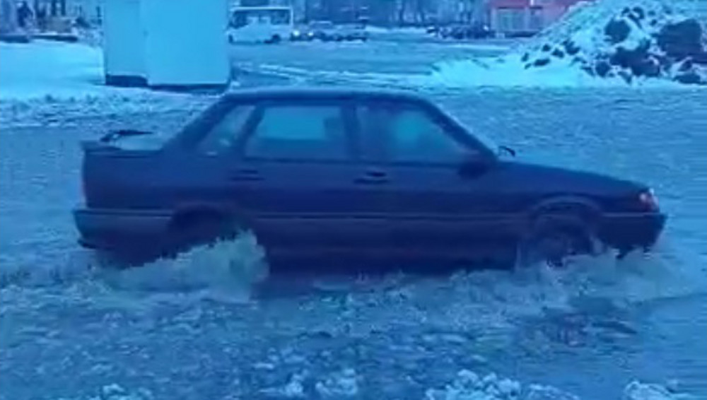 Дороги посёлка Навля Брянской области после потепления ушли под воду