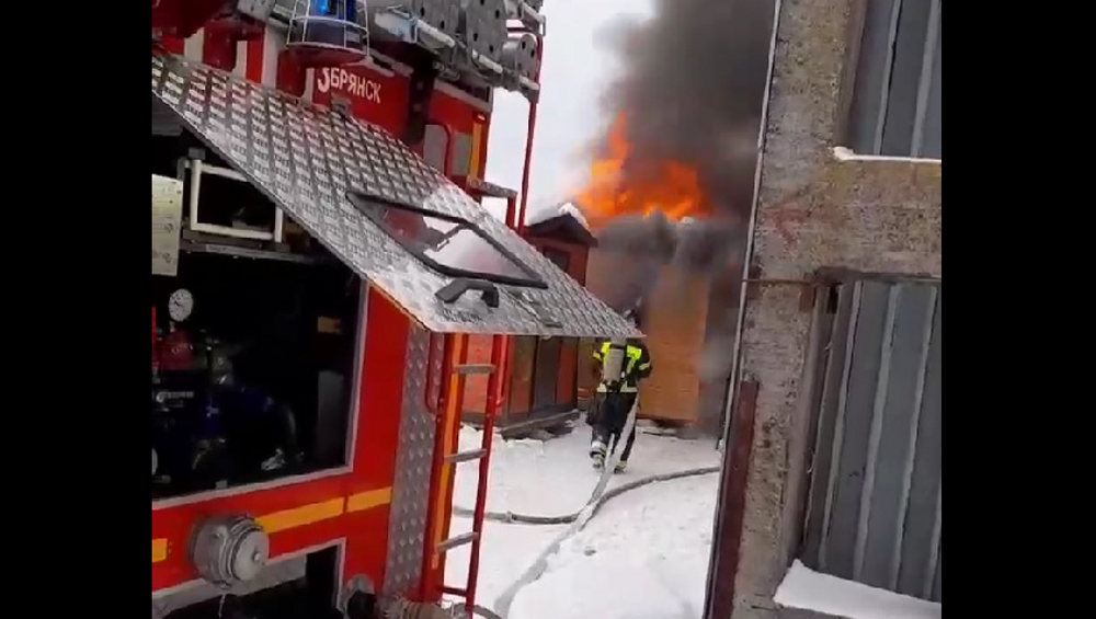 В Брянске загорелся строительный рынок на Московском проспекте