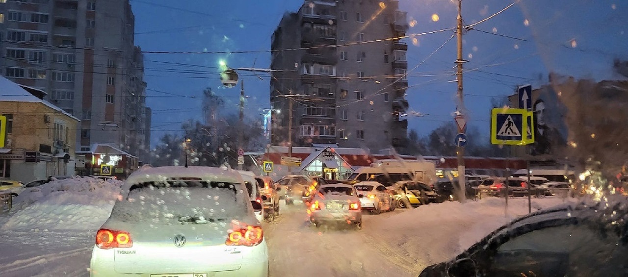 В Володарском районе Брянска из-за снегопада образовалась огромная пробка