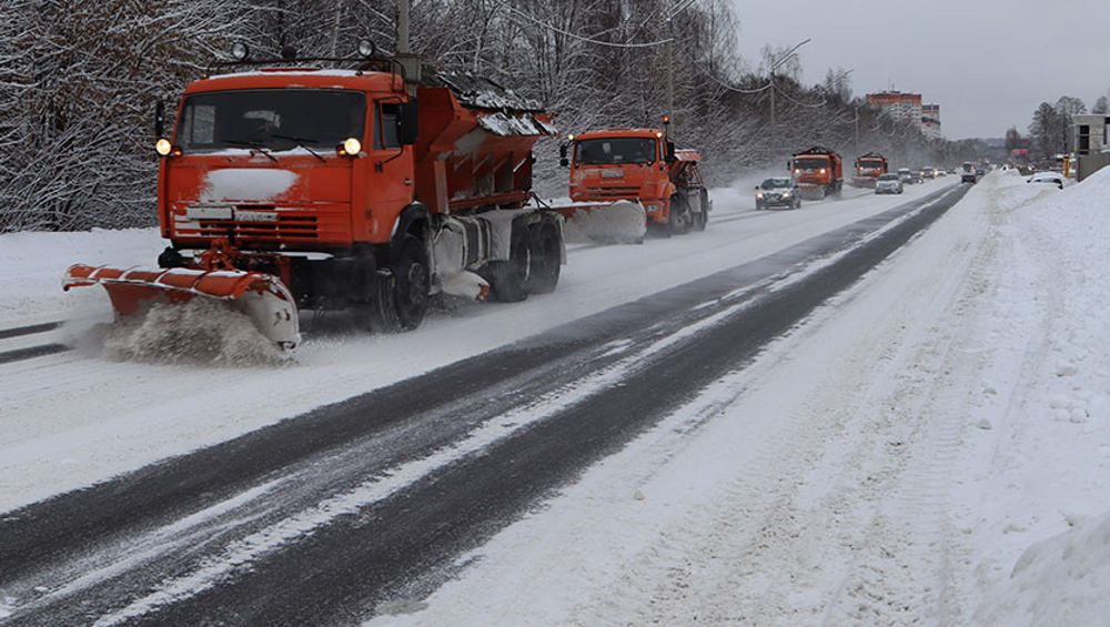 В Брянской области на битву со снегом дорожники вывели 231 машину
