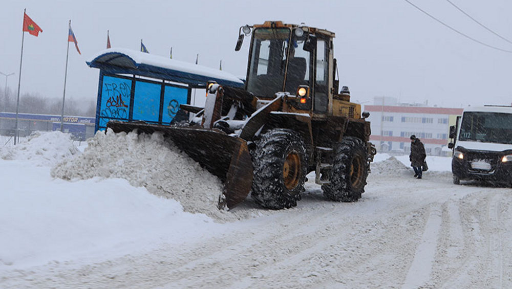 С улиц Брянска дорожники за сутки вывезли около 3000 тонн снега