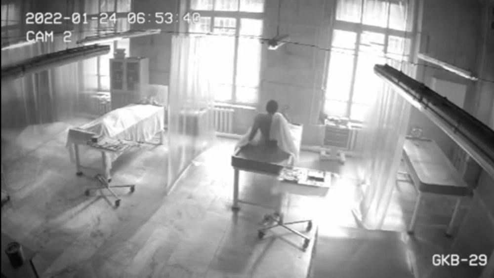 В сети появилось видео с «ожившим трупом» в морге больницы