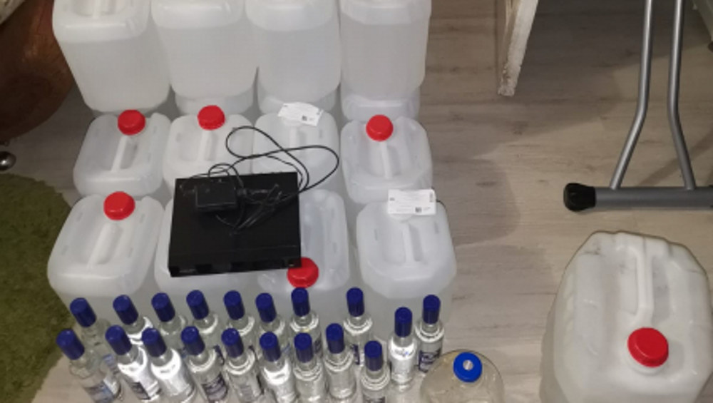 В Брянске полиция изъяла 256 бутылок «самопальной» водки и 350 литров спирта