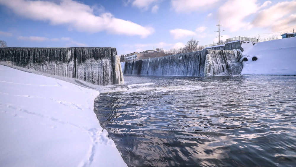 Брянцев поразил зимний водопад на Белобережской плотине