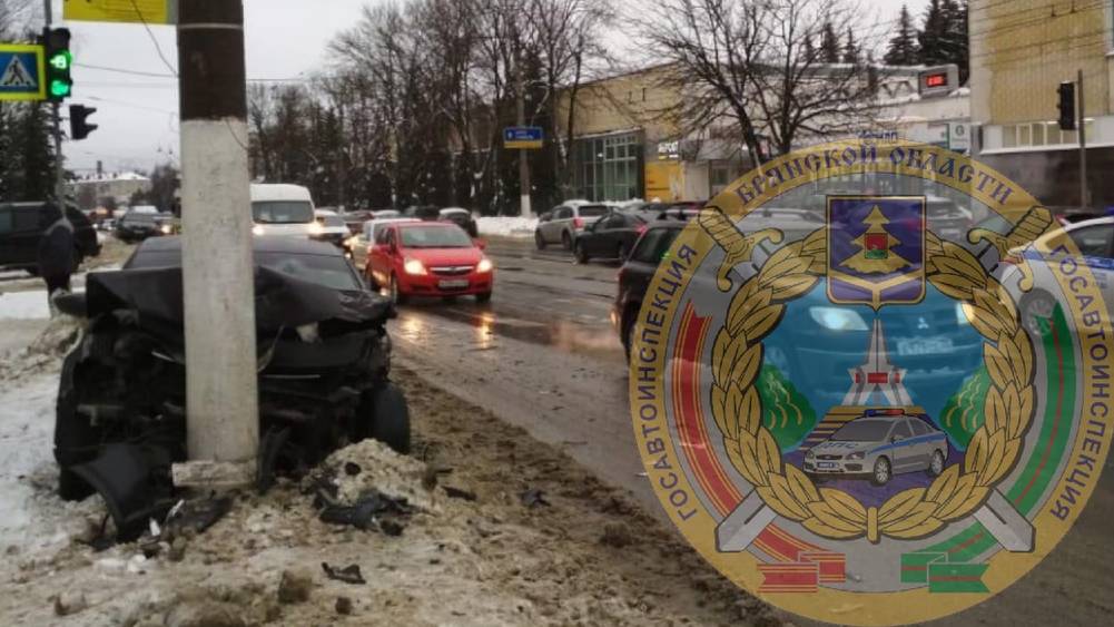 В Брянске ранен 28-летний водитель врезавшегося в столб автомобиля