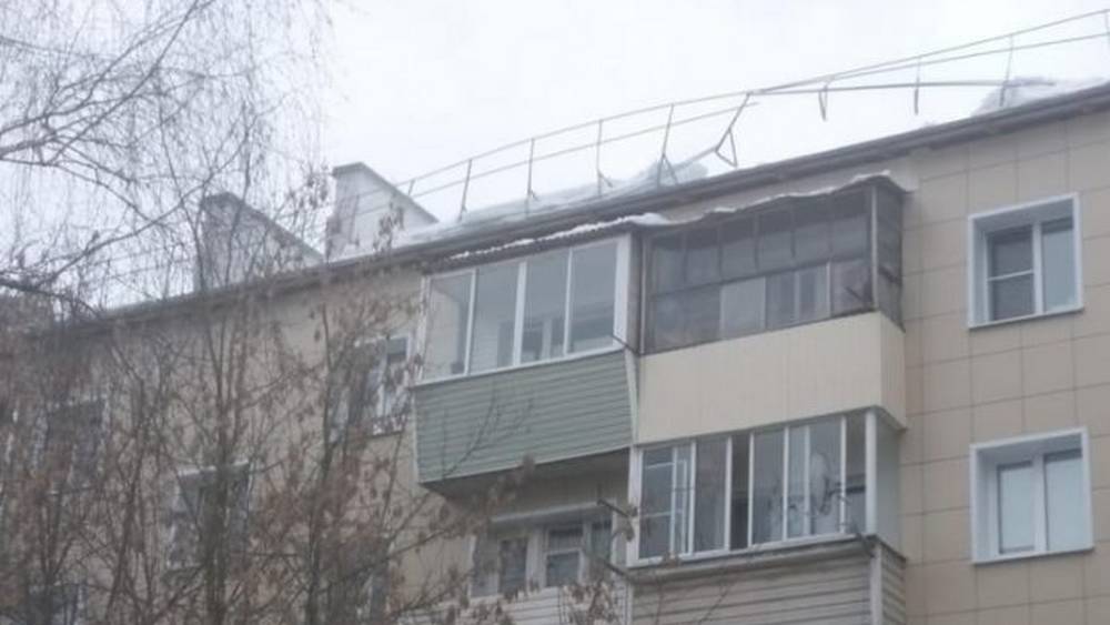 В Московской области при очистке крыши от снега насмерть разбились двое брянцев