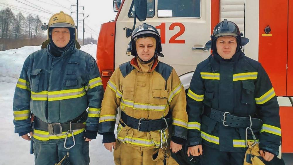 Брянские пожарные спасли 8 человек из горевшего дома