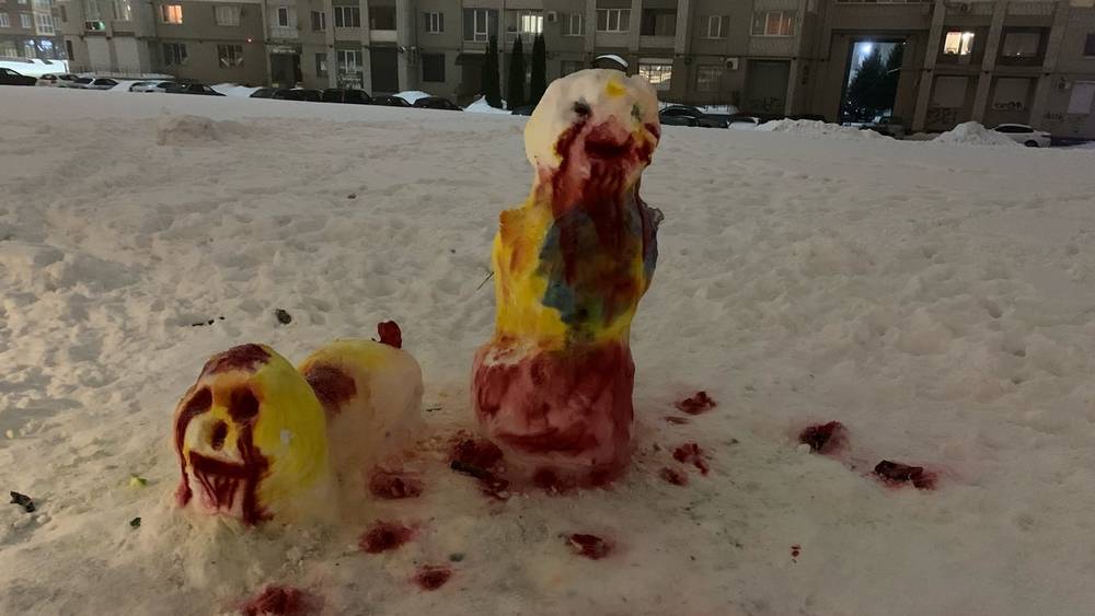 В Брянске заметили окровавленных снеговиков в старом аэропорту