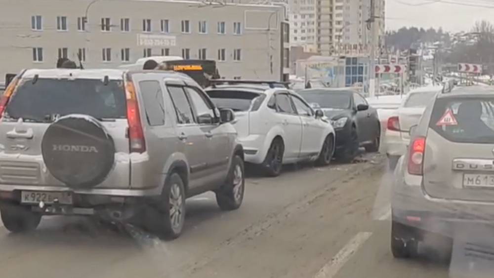 В Брянске на кольцевой развязке лоб в лоб столкнулись два автомобиля