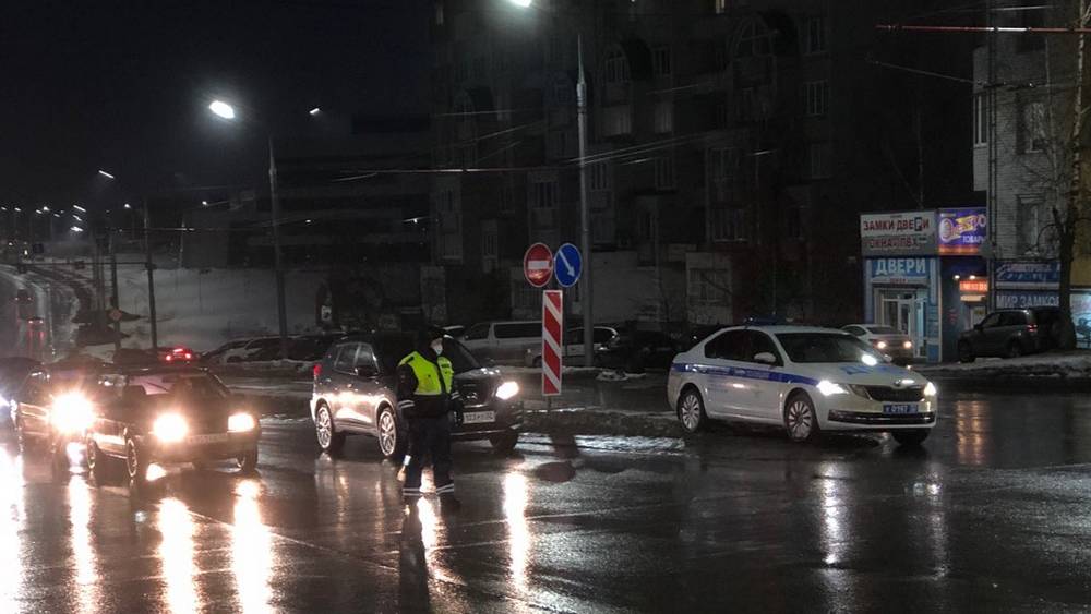 В Брянске на Авиационной улице светофор заменили двумя полицейскими