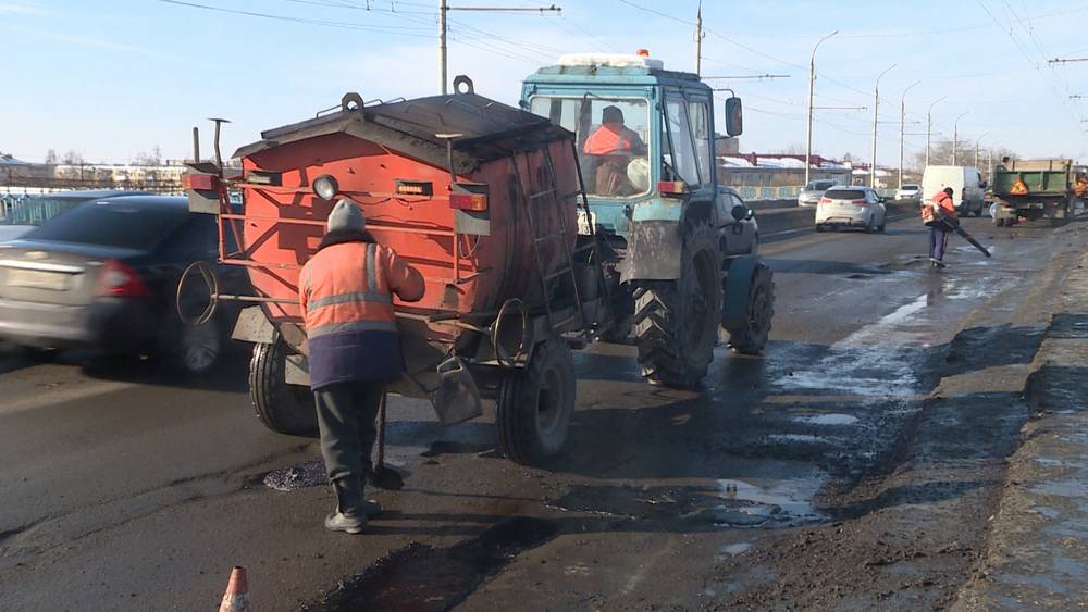 В Брянске на Московском проспекте начали ямочный ремонт путепровода