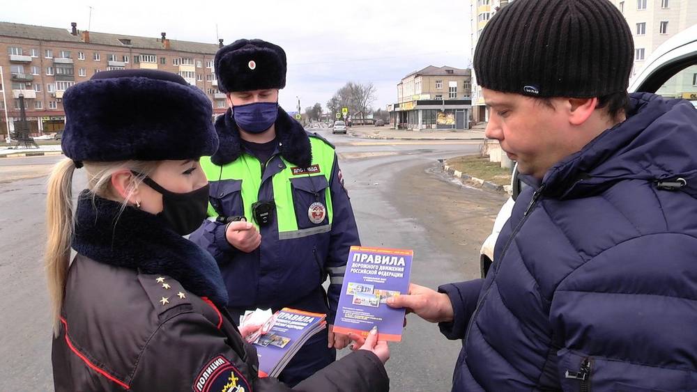 В Брянске сотрудники ГИБДД поздравили водителей с Днем защитника Отечества