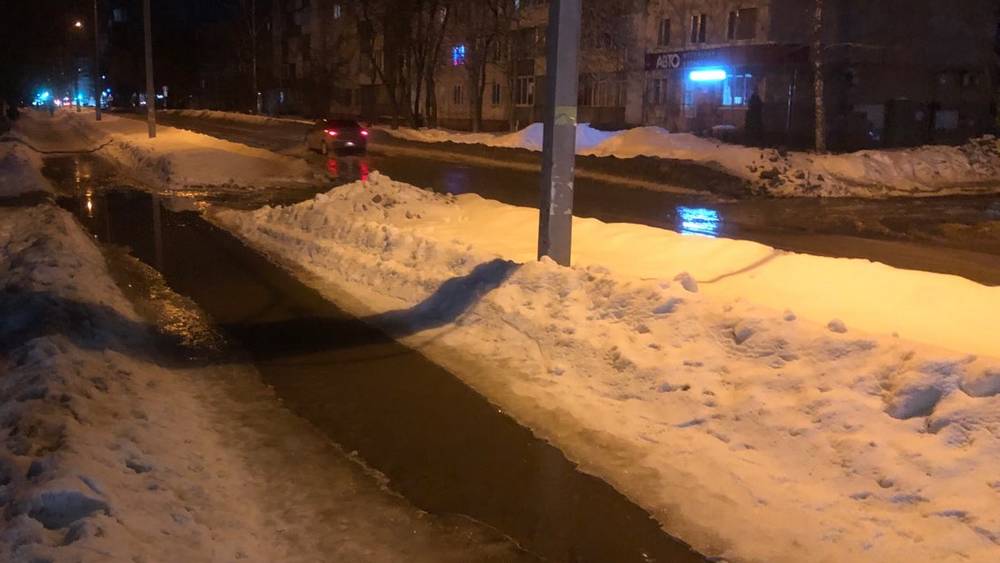 В Брянске переулок Пилотов залило водой из-за коммунальной аварии