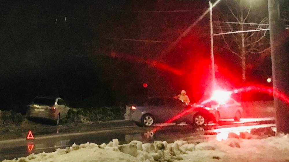 В Брянске на улице Крахмалева разбились два автомобиля