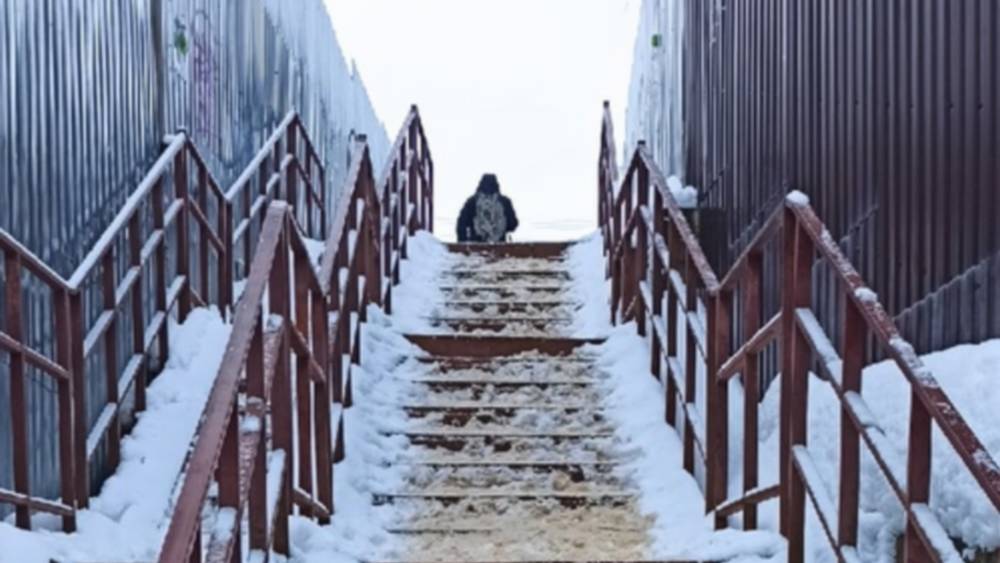 Жители Брянска поссорились из-за опасной лестницы в 10-м микрорайоне