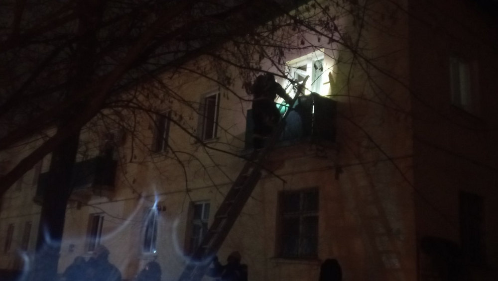 В Брянске в горевшей квартире пожарные спасли трех человек