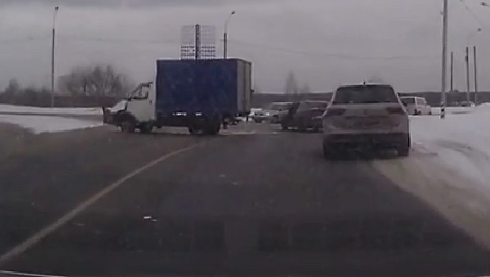 В Брянске сняли видео столкновения грузового фургона и легкового автомобиля