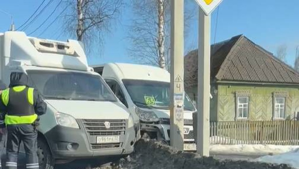 В Брянске на улице Чичерина произошло ДТП с маршруткой № 65 и «Газелью»