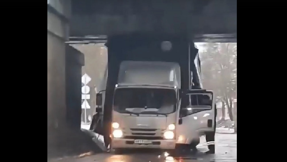 В Дятькове на улице Фокина грузовик застрял под мостом