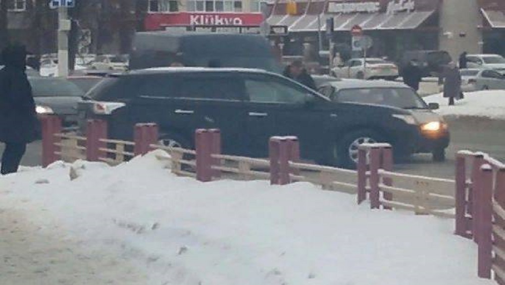 В Брянске возле Кургана Бессмертия разбились два легковых автомобиля