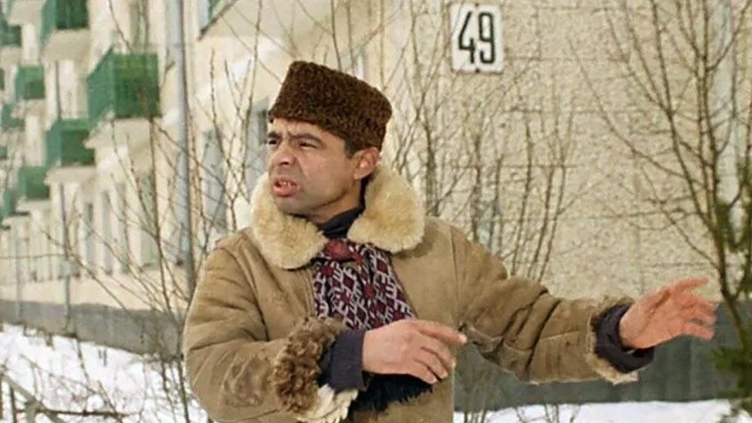 Жители Брянска пожаловались на кидающих снег на голову коммунальщиков