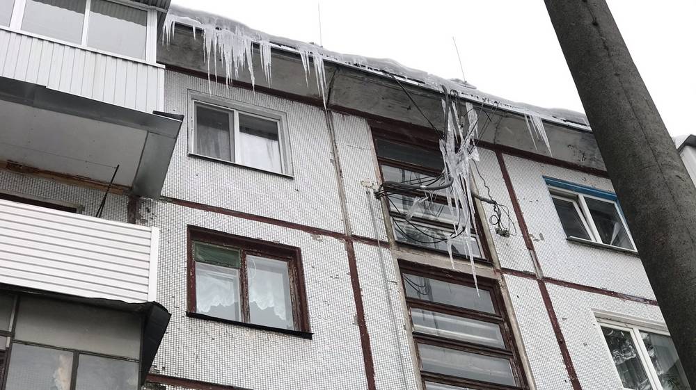 В Новозыбкове прокуроры коммунальщиков заставили очистить от сосулек крышу многоэтажки