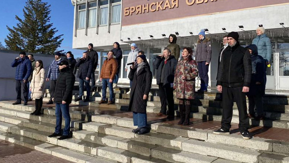 В Брянске провели флешмоб «Своих не бросаем!» в поддержку жителей ЛНР и ДНР