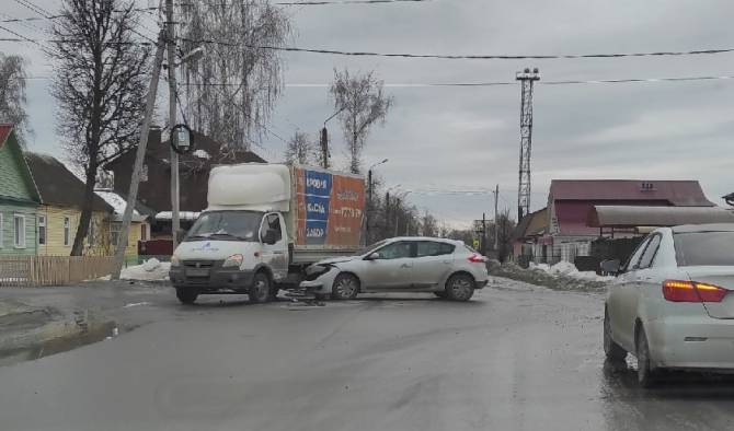 В Брянске на улице Севской легковушка протаранила фургон
