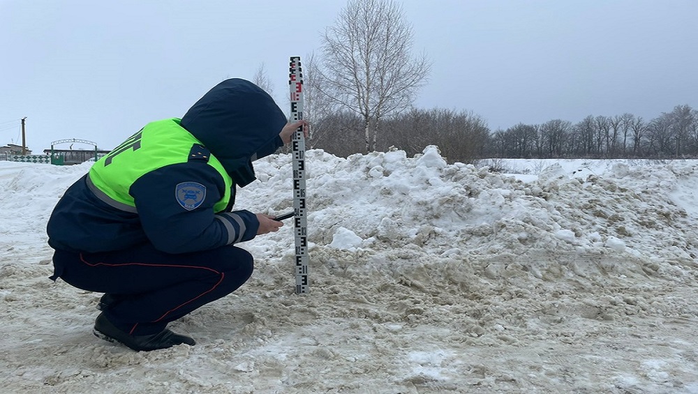 В Севске и Комаричах автоинспекторы наказали дорожников за снег и лёд