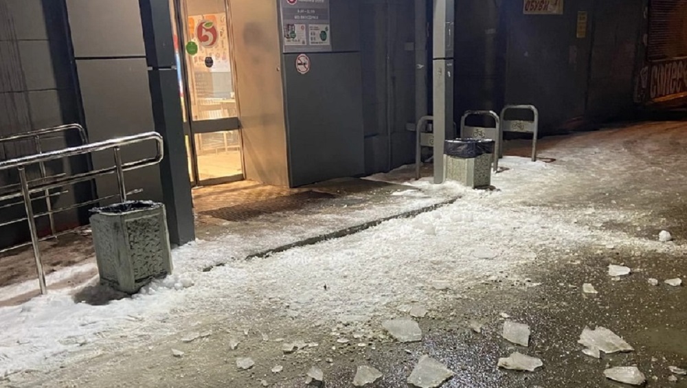 В Брянске выходившего из магазина мужчину едва не убила глыба льда