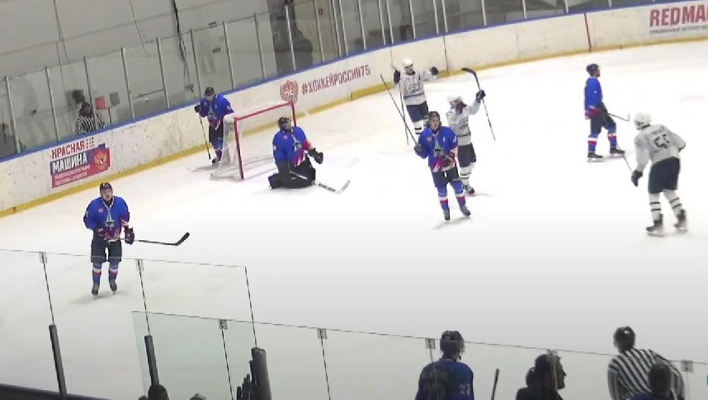 Брянские хоккеисты на своем льду потерпели поражение от петербургского «Динамо-576»