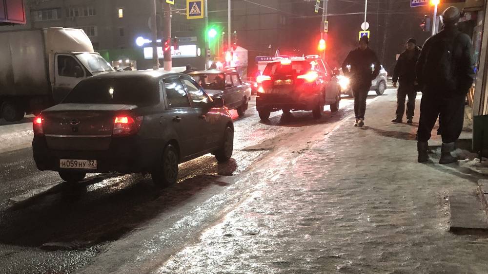 В Брянске в Бежицком районе покрылись льдом тротуары