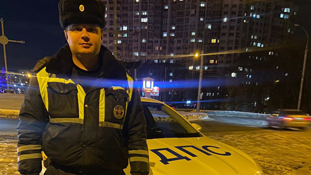 Водитель из Омска поблагодарил брянских автоинспекторов за помощь на дороге