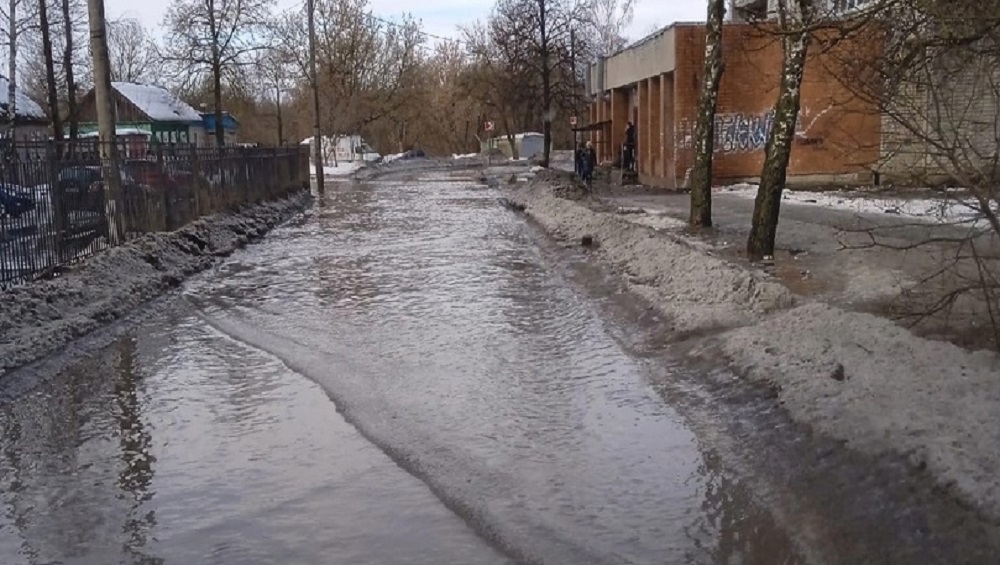 В Брянске на улице Орловской после дождя появился бассейн под открытым небом