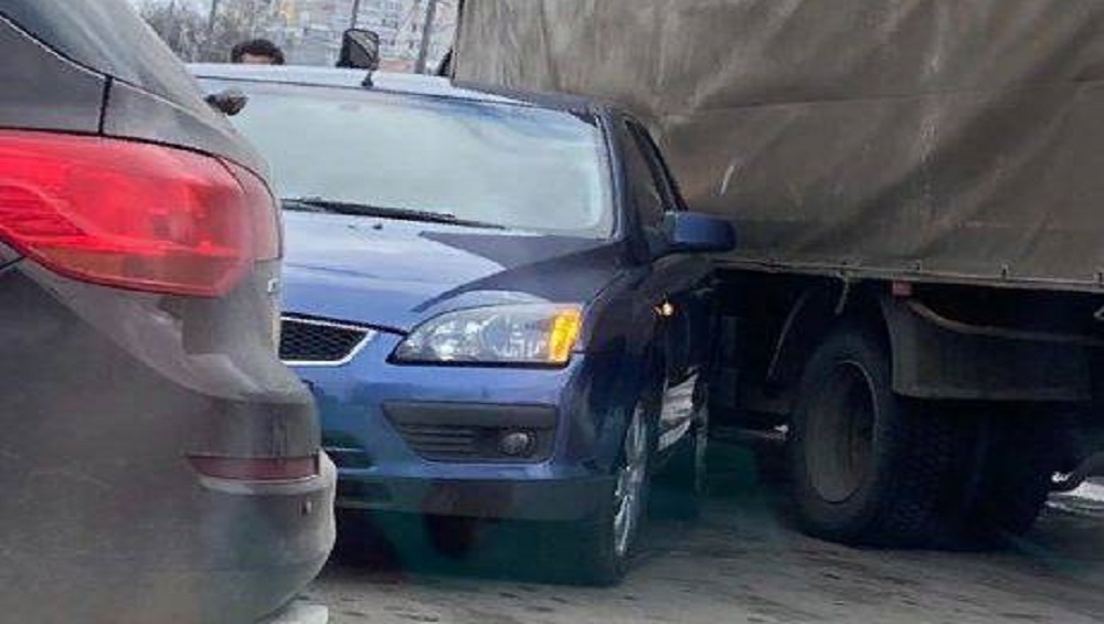 В Брянске возле ТРЦ «Мельница» легковушка угодила под грузовик
