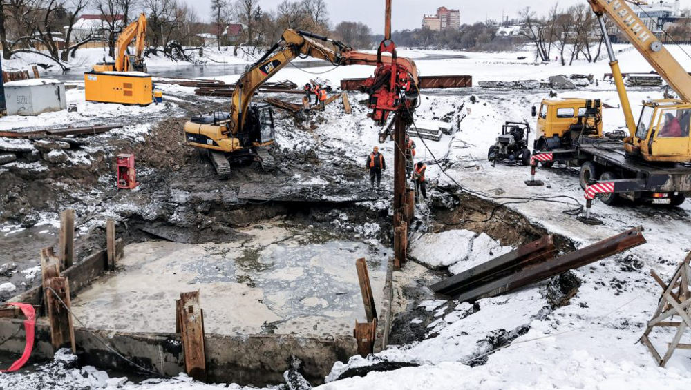 В Брянске строители моста через Десну забили в русло реки первые пять свай