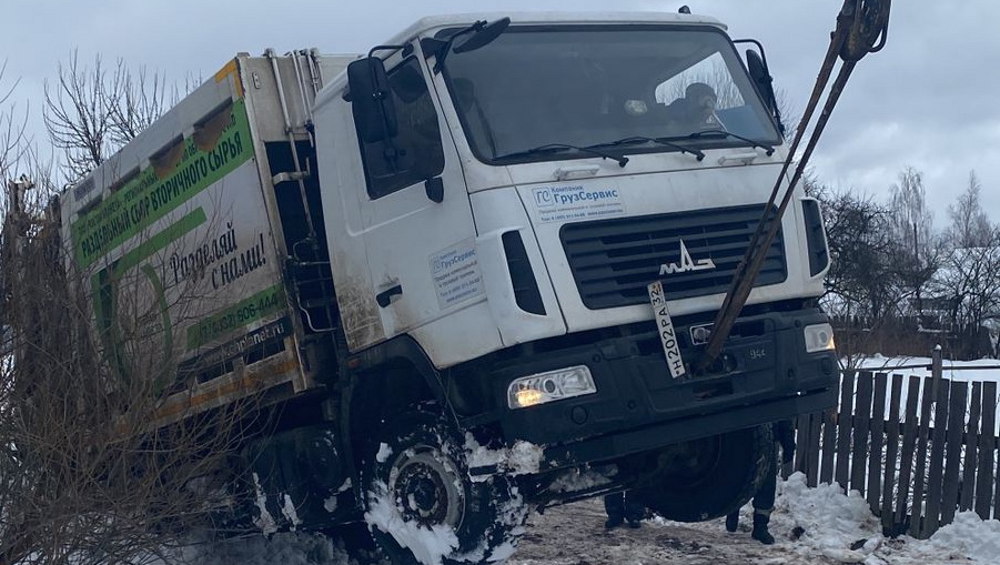 В Брянской области мусоровозы вытащили из снега с помощью БТР
