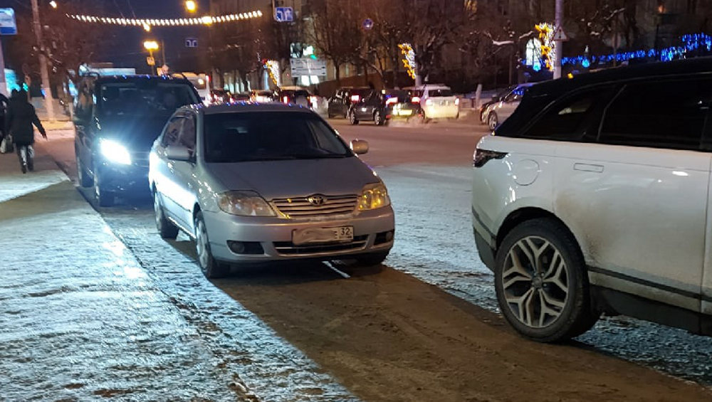 В Брянске водители перекрыли остановку возле ТЦ «Родина»