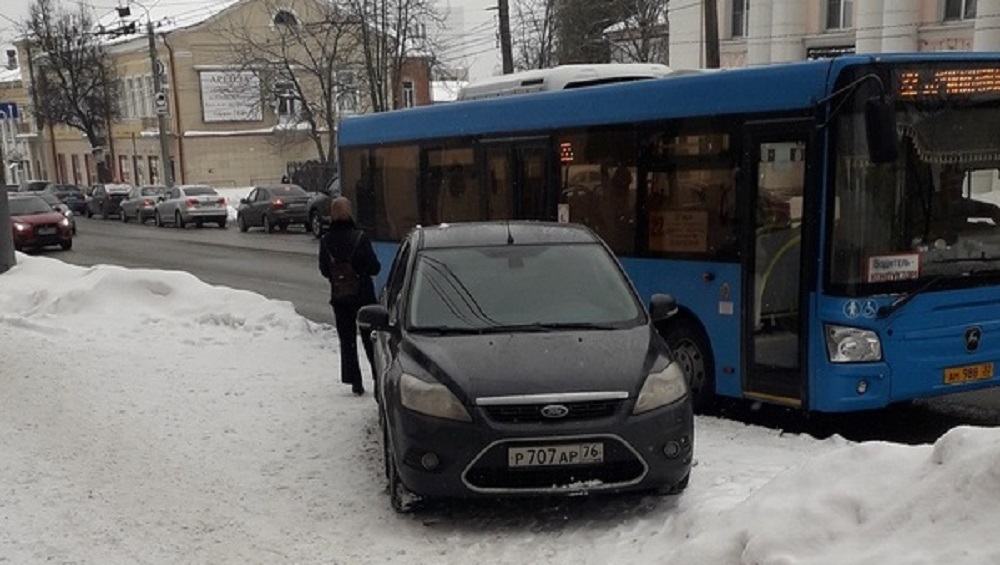 Брянцы потребовали наказать водителя за парковку на автобусной остановке