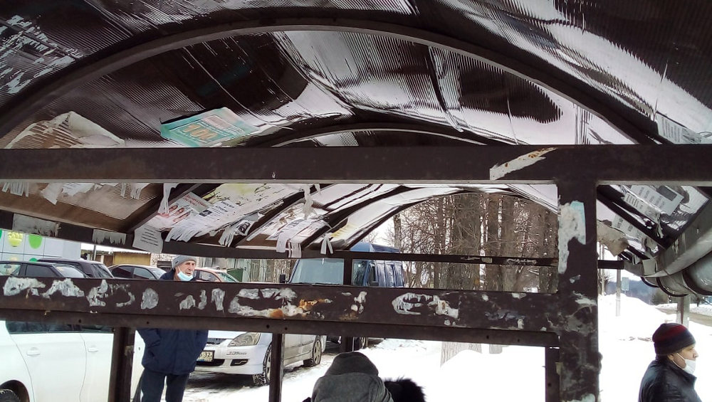 Жителей Дятькова встревожила прогнувшаяся под снегом крыша остановки