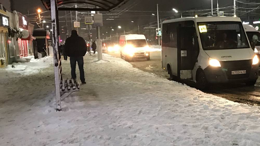 В Брянске из-за сильного снегопада 27 декабря образовались огромные автомобильные пробки