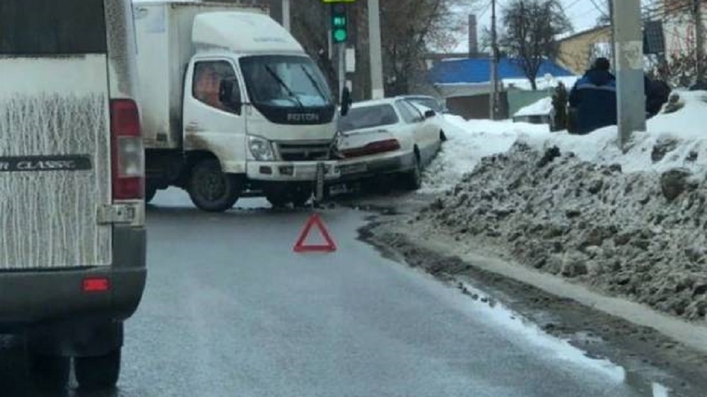 В Брянске на улице Пересвета грузовик протаранил легковушку